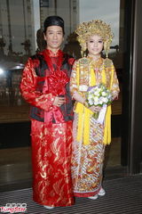 组图：港星叶佩雯大婚凤冠霞帔 陈奕迅吹吹打打