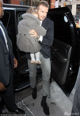 组图：小贝携四子女亮相时装周 为贝嫂秀场撑场