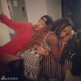 蕾哈娜真空穿背心春光侧露 龇牙嘟红唇俏皮(图)