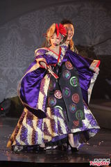 组图：幸田来未开唱变身蓝色妖姬 撅臀秀S曲线