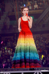 组图：容祖儿尾场演唱会性感热舞 动作狂野令人窒息 