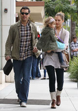 组图：杰西卡-阿尔芭素颜现身 全家外出其乐融融