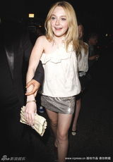 幻灯图：“暮光少女”范宁16岁生日宴 笑容灿烂