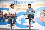 组图：郑伊健与蒙嘉慧无造人计划 助养柬埔寨小孩