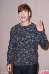 组图：金钟国穿中国传统服装 贴身抱女粉丝