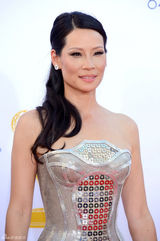 组图：艾美奖红毯 刘玉玲银装素裹未来感十足