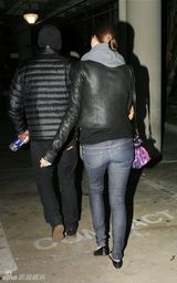 高清组图：奥兰多-布鲁姆秀恩爱 精灵王子护大肚娇妻