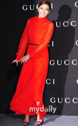 组图：韩彩英大红裙站台十足抢镜 申世京低胸性感