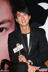 组图：吴尊文莱携女接妻儿出院 一家四口首曝光