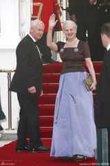 组图：威廉王子婚前晚宴 各国皇室成员盛装出席 