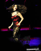 组图：赛琳娜蕾丝透视装献唱 忘我甩发美腿性感