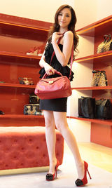 组图：吴佩慈红裙亮相险走光 现场血拼爱时尚