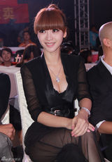 组图：柳岩透视装上演黑色诱惑 薄纱裙大秀美腿