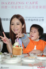 组图：萧亚轩亮相甜品店积极投身公益