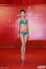 组图：候选亚姐泳装亮相 韩国选手压鼻否认整容