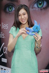 组图：钟嘉欣清凉连衣裙现身铜锣湾 遭粉丝围堵