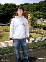 幻灯组图：房祖名新歌写给过世爷爷 哭到双眼红肿