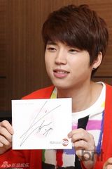 组图：韩团INFINITE出席代言品牌粉丝签名会