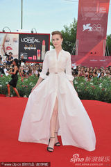 组图：埃文-雷切尔-伍德身穿个性白裙红毯抢镜