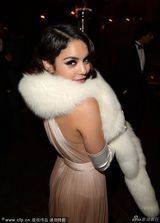 组图：凡妮莎开胸礼服美艳庆生 与男友甜蜜共舞