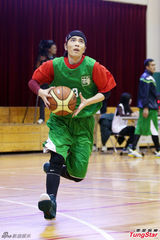 组图：萧敬腾一扫泼粪阴霾 展笑颜和学生打球