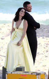 幻灯图集：休-杰克曼巴西拍广告 海滩献吻黄衣美女