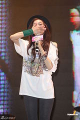 组图：范玮琪将尽快补领结婚证 现场演唱很卖力