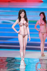 组图：港姐泳装秀热辣美胸 蛮腰翘臀各展风情