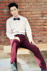 组图：张晓龙街拍LOOK 粉色格子衬衣搭领结