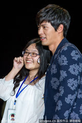 高清组图：玄彬上海开唱 与粉丝合影自拍乐陶陶