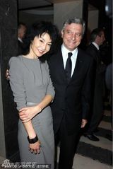 组图：张曼玉亮相巴黎 复古裙装时尚大气