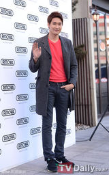 组图：韩星张赫李相烨等出席箱包品牌活动