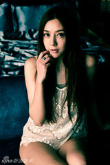 幻灯图：周韦彤性感写真 妩媚冷艳尽显神秘