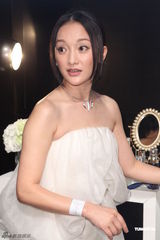 组图：周迅纯白裙出席活动 形象脱尘气质清新