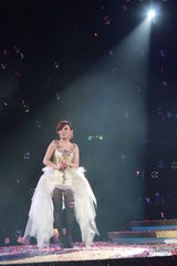 组图：梁静茹银白短裙开唱 送亲笔签名纸飞机