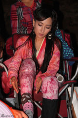 组图：探班吴奇隆马苏山洞拍激情戏