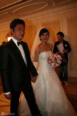 高清：罗嘉良与苏岩大婚 新娘感动落泪甜蜜亲吻