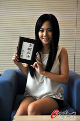 组图：苍井空挥毫泼墨赠李娜 为中网鼓劲加油