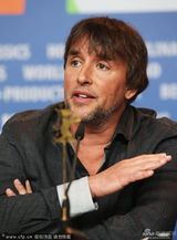 组图：《爱在午夜降临前》发布 伊桑朱丽耳语