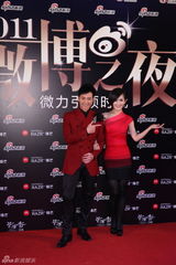 高清图：2011网络盛典谢娜梁永斌结伴走红毯