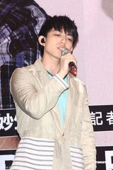 组图：林宥嘉时隔一年半发新碟 称邓紫棋是好友