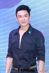 组图：张家辉难忘昔日受训点滴 行军礼显帅气