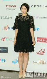 组图：朴信惠靓装亮相明星颁奖礼 镂空裙显性感