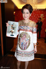 组图：赌王何鸿燊92岁生日 与四太亲嘴秀恩爱