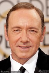 高清图：《纸牌屋》凯文-史派西亮相金球奖红毯