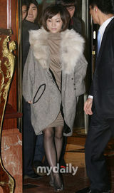 幻灯图集：韩星赵汉善完婚热吻新娘 金善雅等道贺