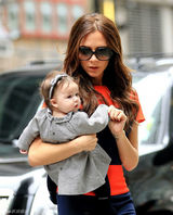 组图：维多利亚抱女儿现身 小7头戴蝴蝶结可爱