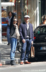 组图：丹尼尔-克雷格与蕾切尔-薇姿巴黎度假秀恩爱