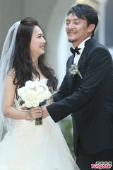 组图：张震大婚献吻娇妻 亲手为新娘提裙摆