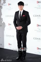 组图：严泰雄大婚众星道贺 李孝利戒指惹眼